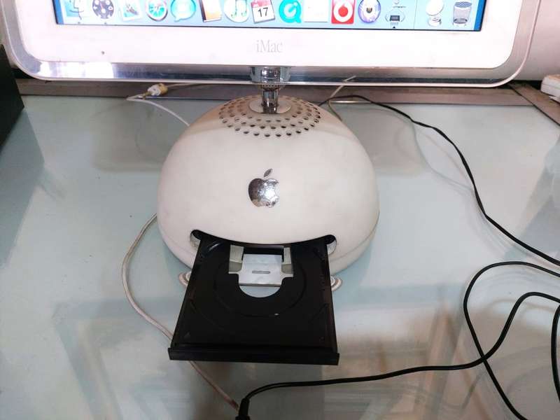 ICONIC APPLE G4 BALL IMAC FROM 2003 IN GOOD WORKING CONDITION