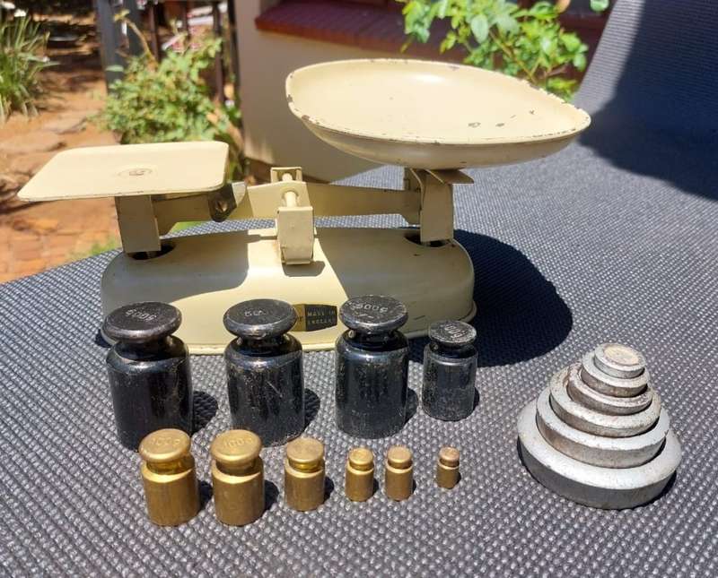 VINTAGE 1950S HARPER ENGLAND KITCHEN SCALE WITH 3 SETS OF WEIGHTS ONE BEING BRASS