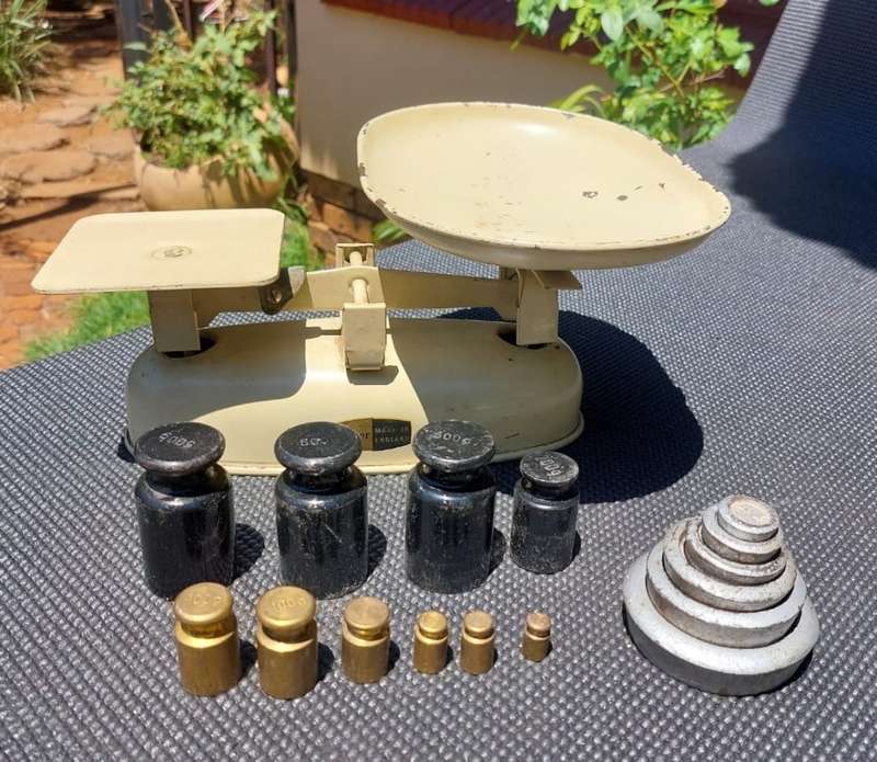 VINTAGE 1950S HARPER ENGLAND KITCHEN SCALE WITH 3 SETS OF WEIGHTS ONE BEING BRASS