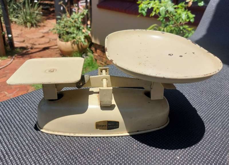 VINTAGE 1950S HARPER ENGLAND KITCHEN SCALE WITH 3 SETS OF WEIGHTS ONE BEING BRASS
