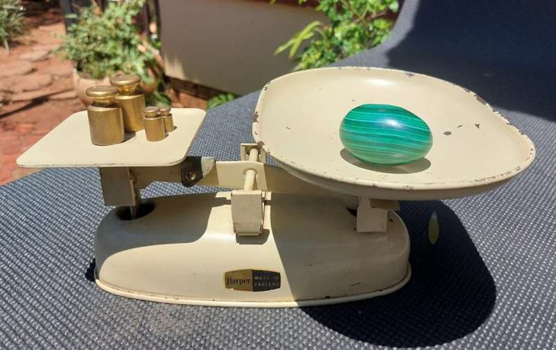 VINTAGE 1950S HARPER ENGLAND KITCHEN SCALE WITH 3 SETS OF WEIGHTS ONE BEING BRASS