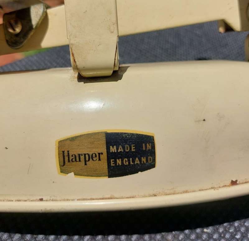 VINTAGE 1950S HARPER ENGLAND KITCHEN SCALE WITH 3 SETS OF WEIGHTS ONE BEING BRASS
