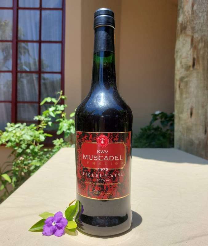 KWV 1975 ROBERTSON SUPERIOR MUSCADEL LIQUEUR WINE ALMOST IMPOSSIBLE TO GET!