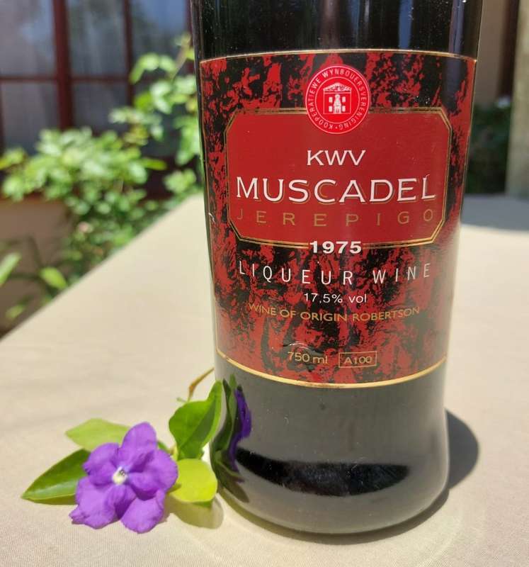 KWV 1975 ROBERTSON SUPERIOR MUSCADEL LIQUEUR WINE ALMOST IMPOSSIBLE TO GET!