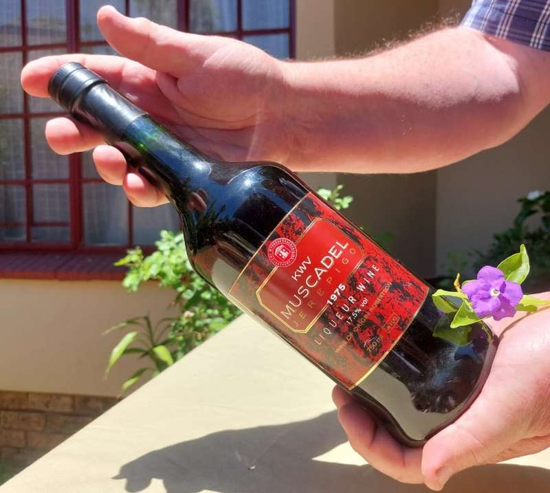 KWV 1975 ROBERTSON SUPERIOR MUSCADEL LIQUEUR WINE ALMOST IMPOSSIBLE TO GET!