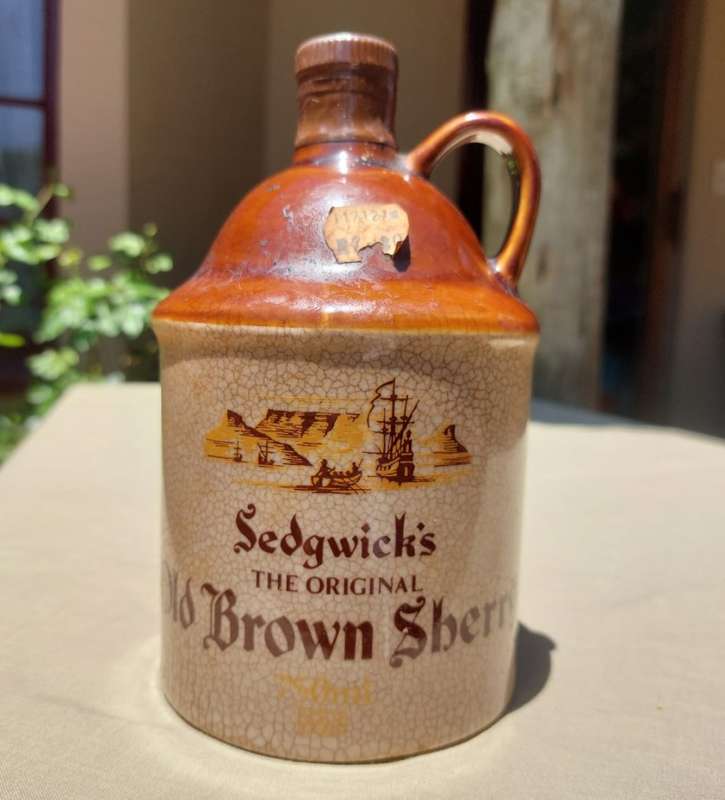SEDWICKS 1960S THE ORIGINAL OLD BROWN SHERRY 750ML ENAMELLED CERAMIC DECANTER SEALED! AND FULL!