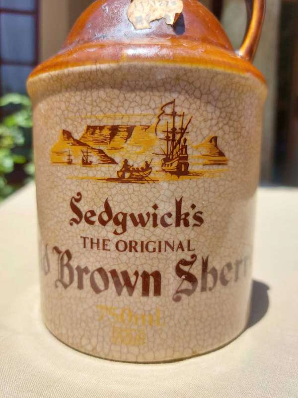SEDWICKS 1960S THE ORIGINAL OLD BROWN SHERRY 750ML ENAMELLED CERAMIC DECANTER SEALED! AND FULL!