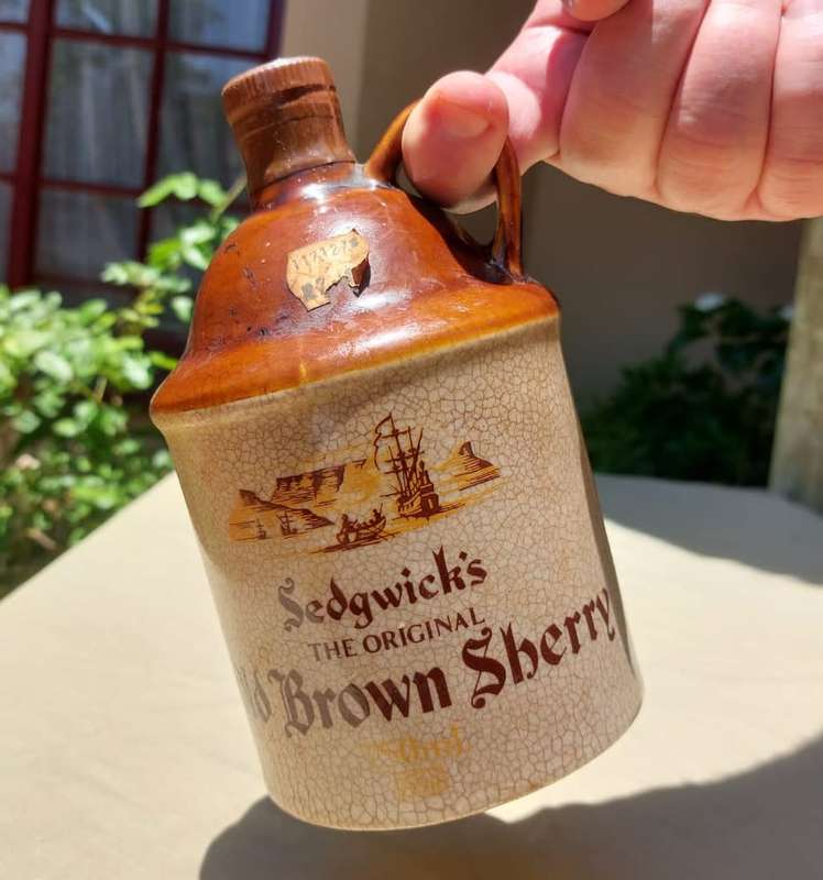 SEDWICKS 1960S THE ORIGINAL OLD BROWN SHERRY 750ML ENAMELLED CERAMIC DECANTER SEALED! AND FULL!