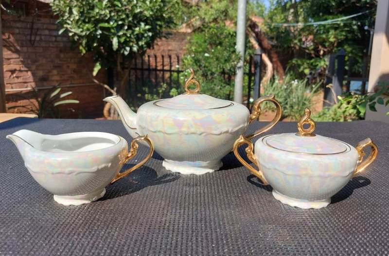 RARE 1950S GEBRUDER BENEDICT (GB) CZECH BOHEMIA IRRIDESCENT PEARL LUSTERWARE TEAPOT SUGAR MILK