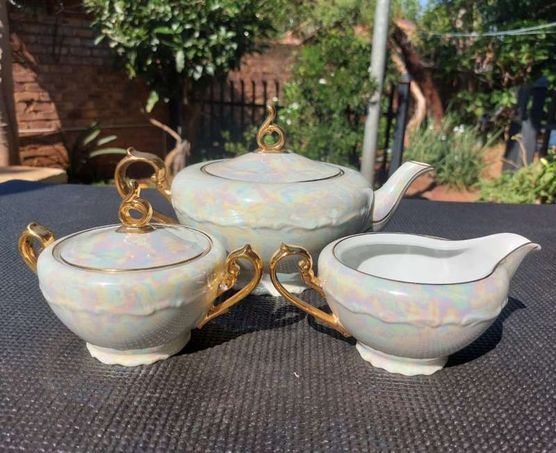 RARE 1950S GEBRUDER BENEDICT (GB) CZECH BOHEMIA IRRIDESCENT PEARL LUSTERWARE TEAPOT SUGAR MILK