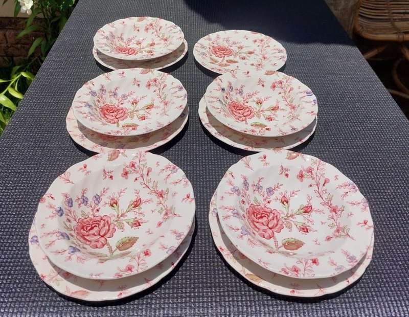 ROSE CHINTZ HAND PAINTED 1950S JOHNSON BROTHERS ENGLAND SET OF RIMMED FRUIT BOWLS AND DESERT PLATES