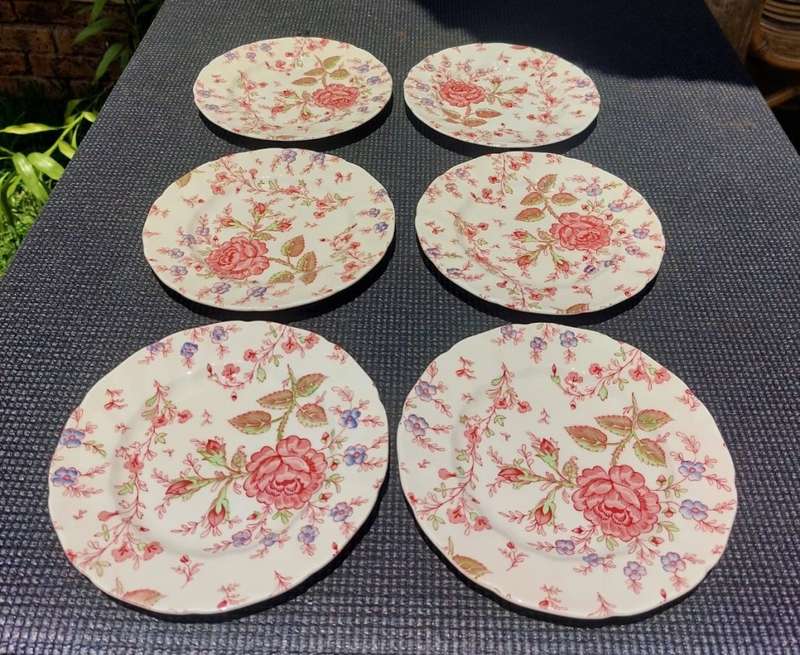ROSE CHINTZ HAND PAINTED 1950S JOHNSON BROTHERS ENGLAND SET OF RIMMED FRUIT BOWLS AND DESERT PLATES