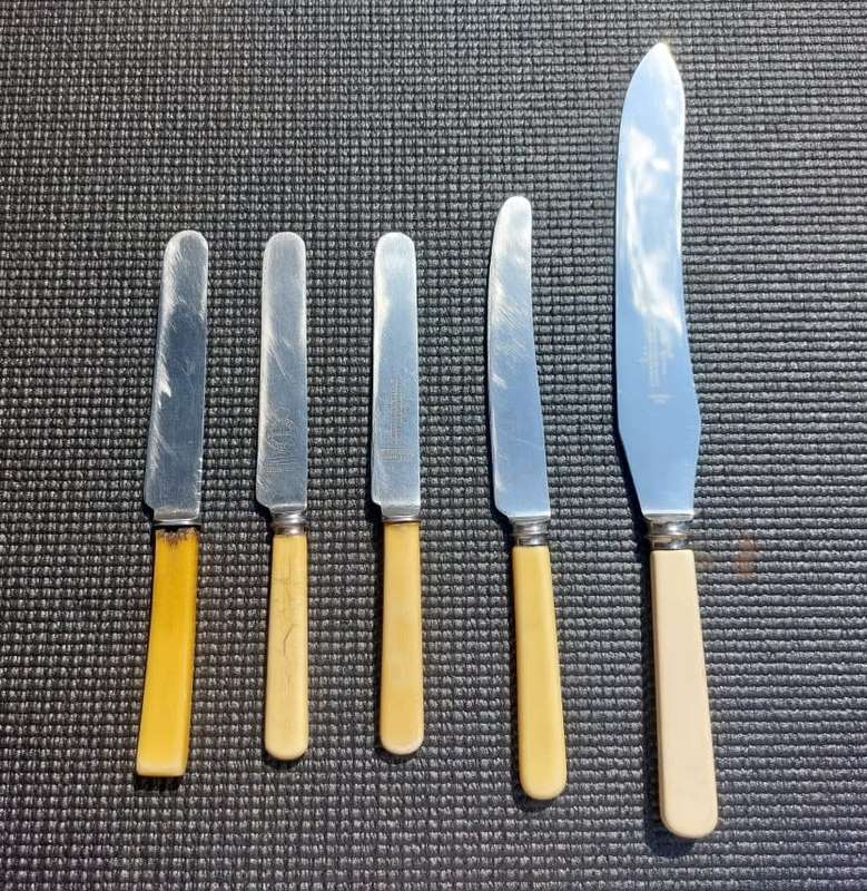 JOSEPH ROGERS & SONS CUTLERY TO HIS MAJESTY AMONGST A SET OF 5 ENGLISH FAUX BONE HANDLE KNIVES