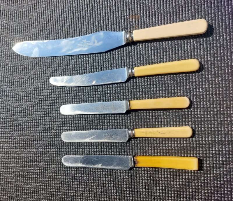 JOSEPH ROGERS & SONS CUTLERY TO HIS MAJESTY AMONGST A SET OF 5 ENGLISH FAUX BONE HANDLE KNIVES