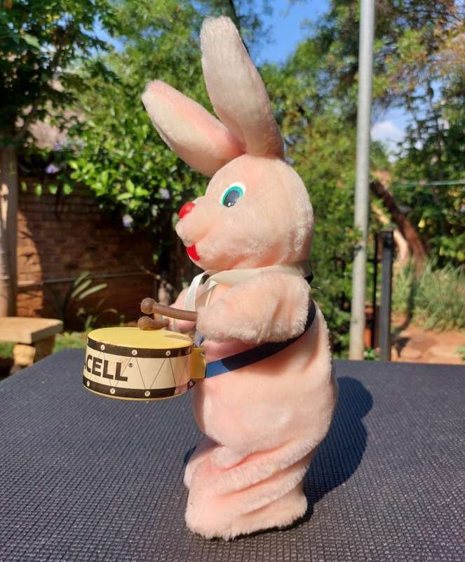 VINTAGE 1980S DURACELL DRUMMING BUNNY  MOTOR RUNNING BUT STOPPED PLAYING