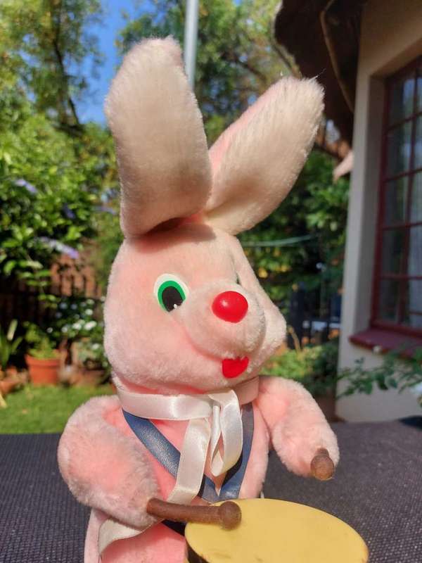 VINTAGE 1980S DURACELL DRUMMING BUNNY  MOTOR RUNNING BUT STOPPED PLAYING
