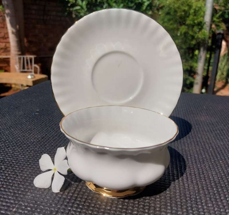 ROYAL ALBERT VINTAGE 1960S-1970S VAL DOR (VALLEY OF GOLD) PATTERN SOUP BOWL WITH SPILTRAY