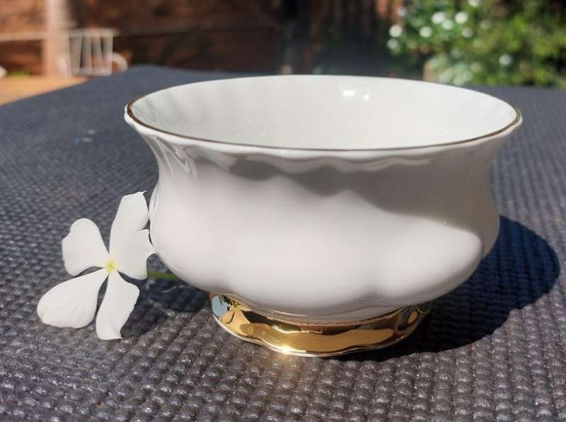 ROYAL ALBERT VINTAGE 1960S-1970S VAL DOR (VALLEY OF GOLD) PATTERN SOUP BOWL WITH SPILTRAY