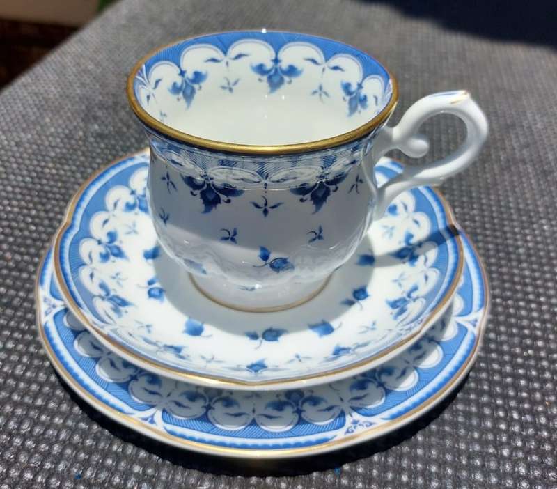BEAUTIFUL ROYAL BONE CHINA THAILAND BLUE LEAF PATTERN TEACUP, SAUCER AND SIDEPLATE TRIO