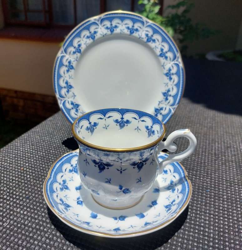 BEAUTIFUL ROYAL BONE CHINA THAILAND BLUE LEAF PATTERN TEACUP, SAUCER AND SIDEPLATE TRIO