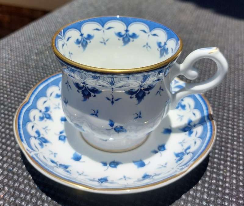 BEAUTIFUL ROYAL BONE CHINA THAILAND BLUE LEAF PATTERN TEACUP, SAUCER AND SIDEPLATE TRIO
