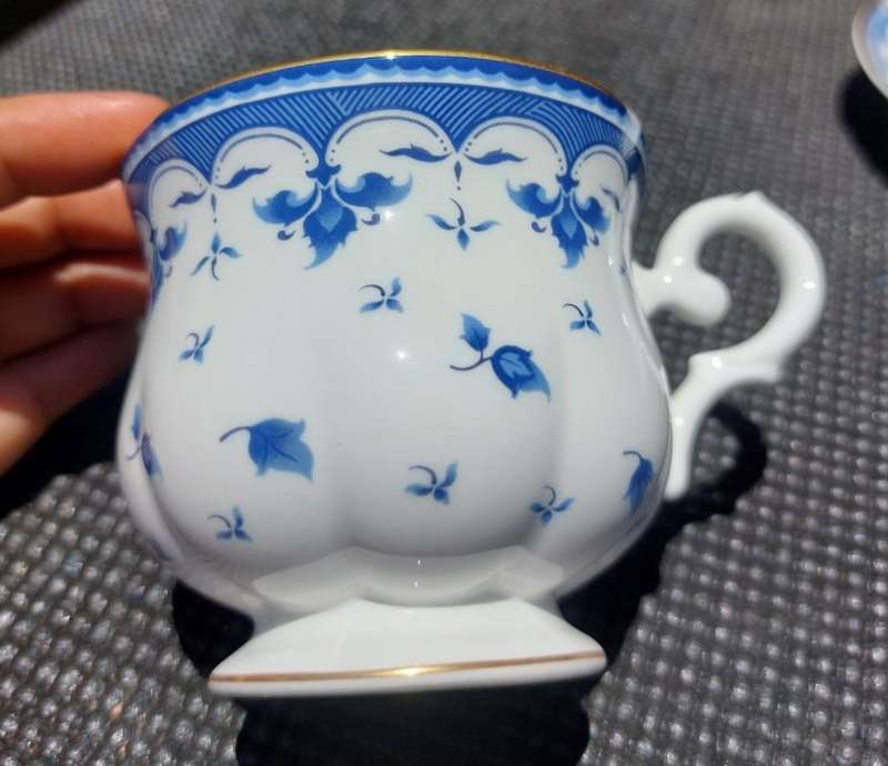 BEAUTIFUL ROYAL BONE CHINA THAILAND BLUE LEAF PATTERN TEACUP, SAUCER AND SIDEPLATE TRIO