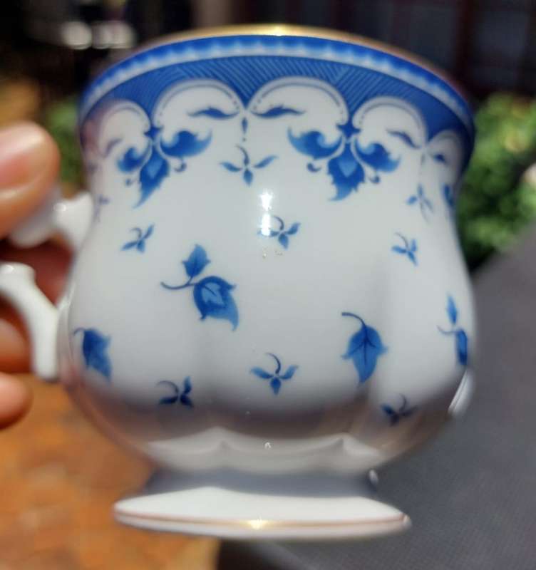 BEAUTIFUL ROYAL BONE CHINA THAILAND BLUE LEAF PATTERN TEACUP, SAUCER AND SIDEPLATE TRIO