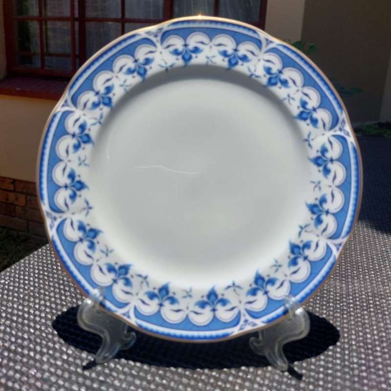 BEAUTIFUL ROYAL BONE CHINA THAILAND BLUE LEAF PATTERN TEACUP, SAUCER AND SIDEPLATE TRIO