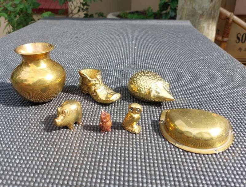 BATCH OF 7 BRASS ORNAMENTS: A HEAVY (648G) HEDGEHOG, 2 OWLS, A PIG, SHOE, BOWL AND PULL DRAWER CUP