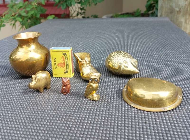 BATCH OF 7 BRASS ORNAMENTS: A HEAVY (648G) HEDGEHOG, 2 OWLS, A PIG, SHOE, BOWL AND PULL DRAWER CUP
