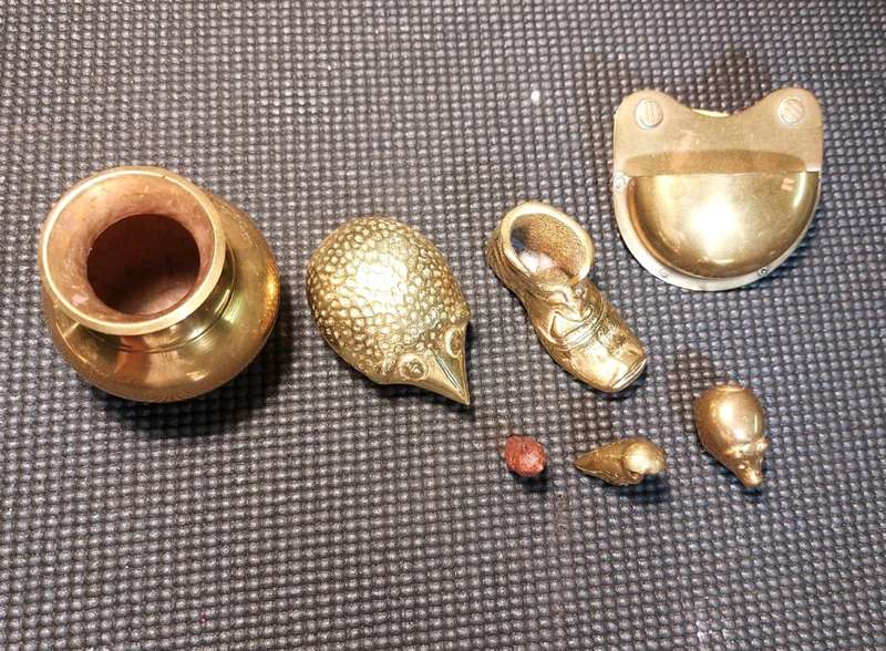 BATCH OF 7 BRASS ORNAMENTS: A HEAVY (648G) HEDGEHOG, 2 OWLS, A PIG, SHOE, BOWL AND PULL DRAWER CUP