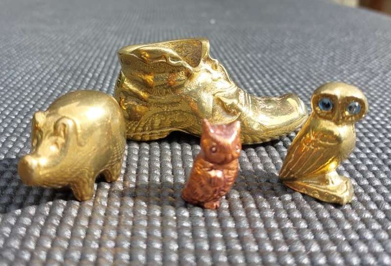 BATCH OF 7 BRASS ORNAMENTS: A HEAVY (648G) HEDGEHOG, 2 OWLS, A PIG, SHOE, BOWL AND PULL DRAWER CUP