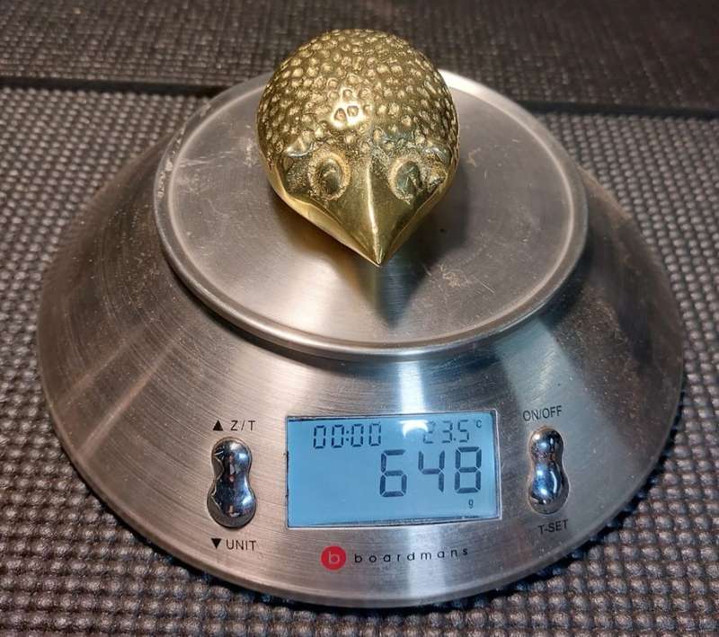 BATCH OF 7 BRASS ORNAMENTS: A HEAVY (648G) HEDGEHOG, 2 OWLS, A PIG, SHOE, BOWL AND PULL DRAWER CUP