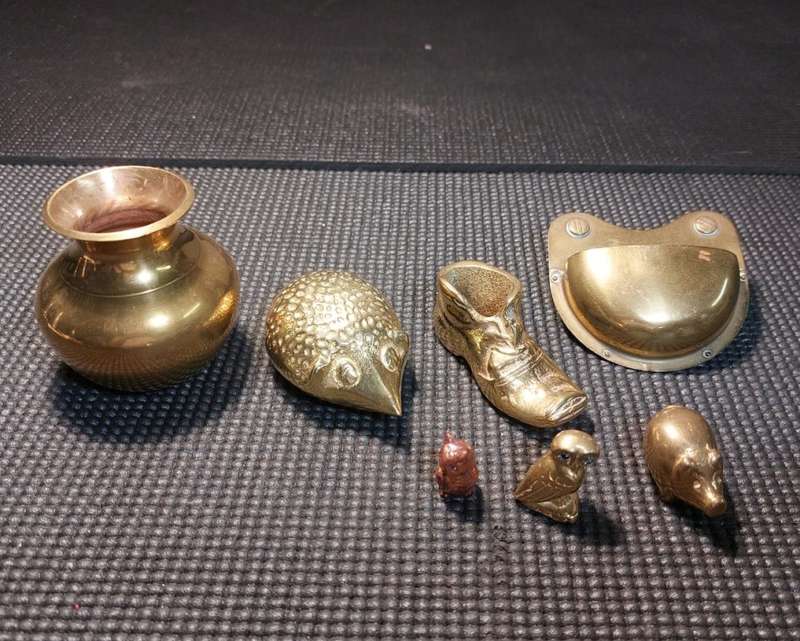 BATCH OF 7 BRASS ORNAMENTS: A HEAVY (648G) HEDGEHOG, 2 OWLS, A PIG, SHOE, BOWL AND PULL DRAWER CUP