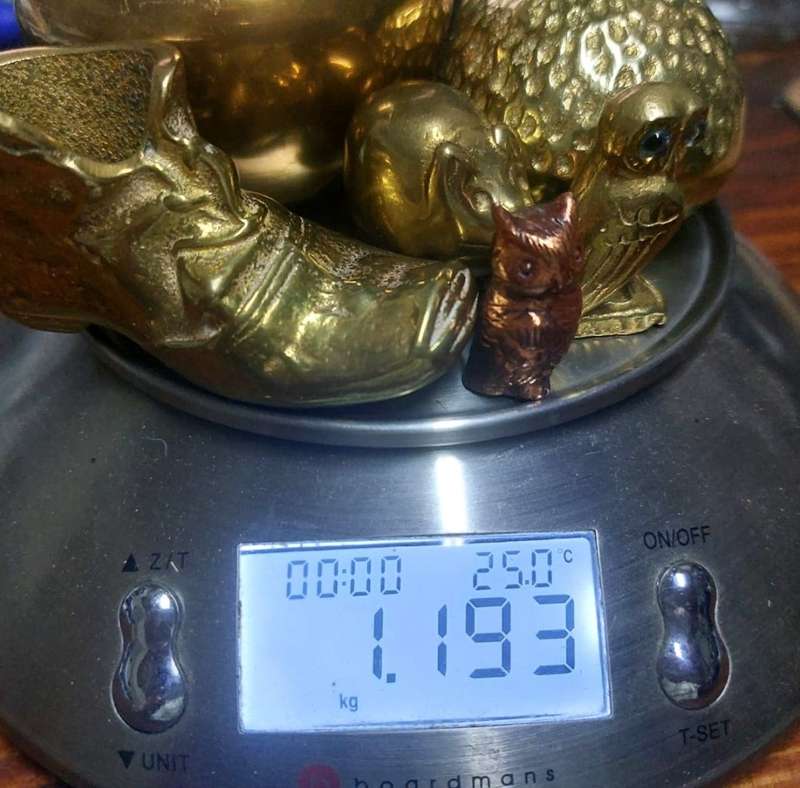 BATCH OF 7 BRASS ORNAMENTS: A HEAVY (648G) HEDGEHOG, 2 OWLS, A PIG, SHOE, BOWL AND PULL DRAWER CUP