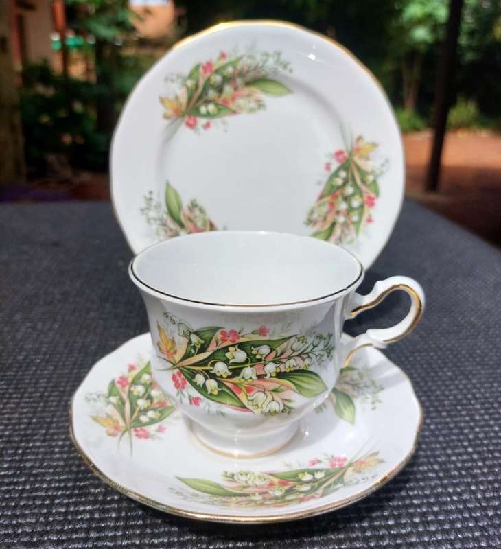 LILIES OF THE VALLEY PATTERN 1950S COLCLOUGH ROYAL VALE 3 TRIOS AND 1 DUO