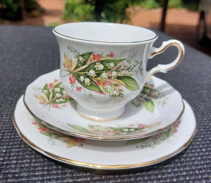 LILIES OF THE VALLEY PATTERN 1950S COLCLOUGH ROYAL VALE 3 TRIOS AND 1 DUO