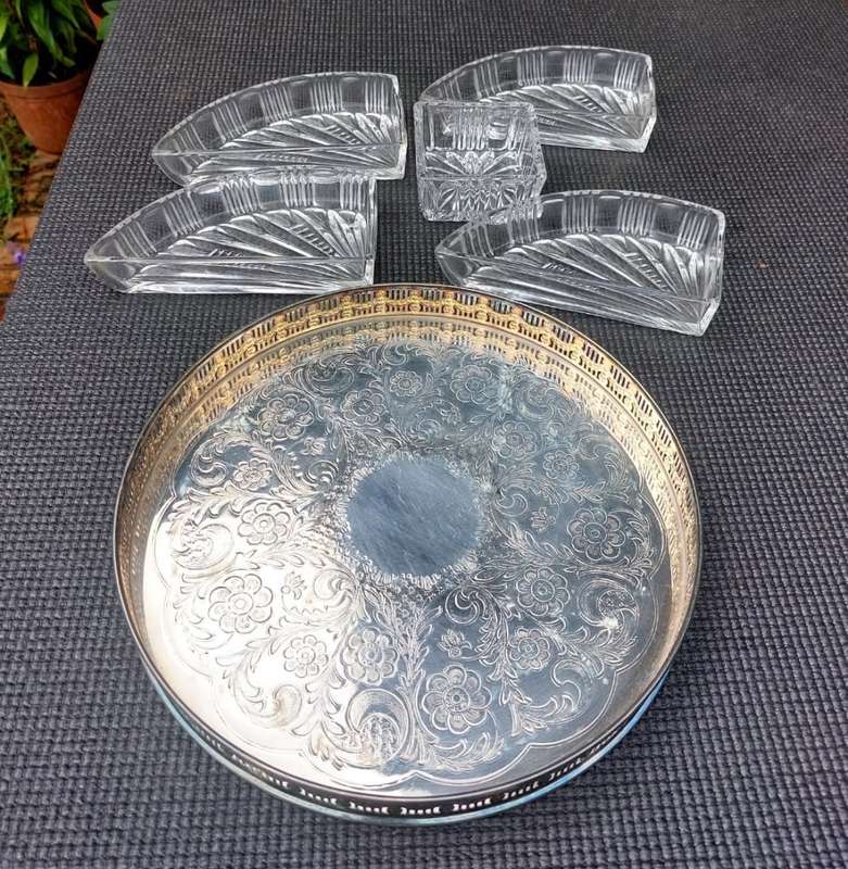 EXQUISITELY ENGRAVED VINTAGE ENGLISH VINERS INTERNATIONAL SILVER PLATED SERVING DISH WITH 5 GLASS