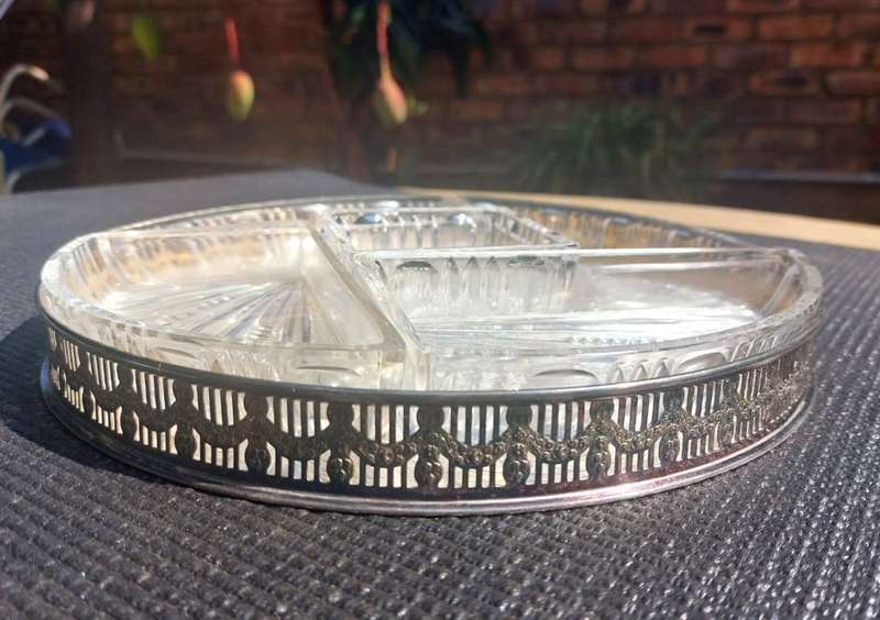 EXQUISITELY ENGRAVED VINTAGE ENGLISH VINERS INTERNATIONAL SILVER PLATED SERVING DISH WITH 5 GLASS