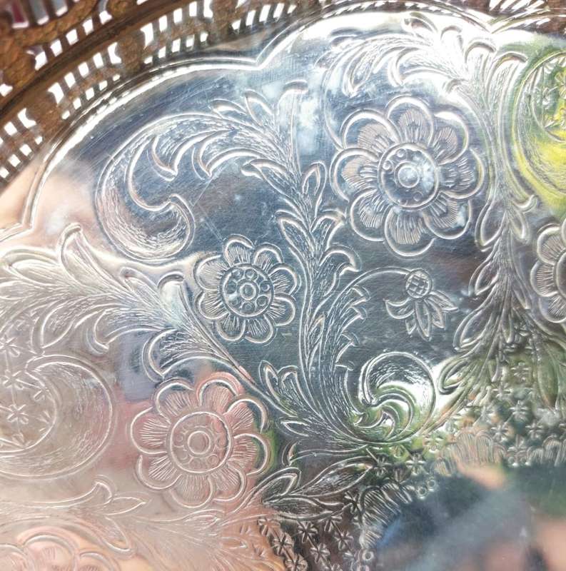 EXQUISITELY ENGRAVED VINTAGE ENGLISH VINERS INTERNATIONAL SILVER PLATED SERVING DISH WITH 5 GLASS