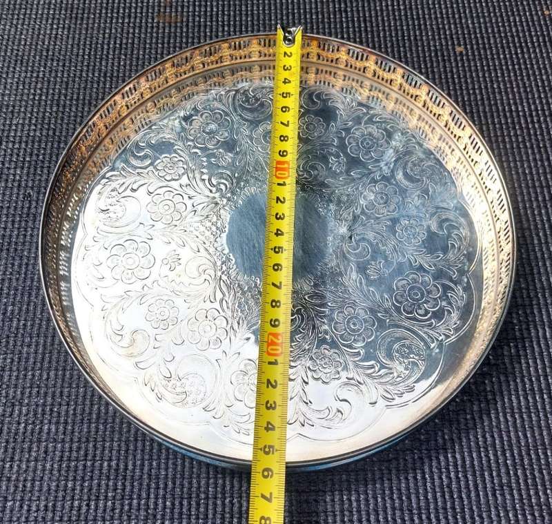 EXQUISITELY ENGRAVED VINTAGE ENGLISH VINERS INTERNATIONAL SILVER PLATED SERVING DISH WITH 5 GLASS