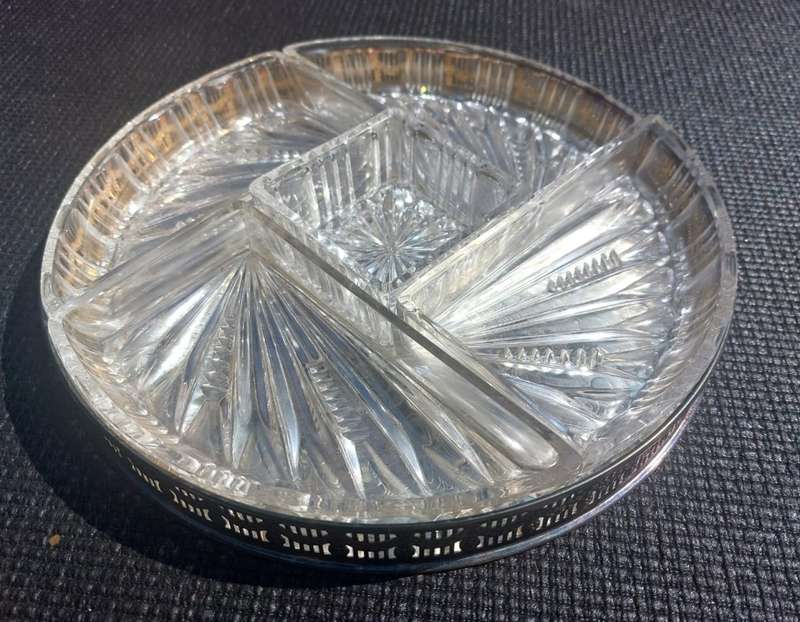 EXQUISITELY ENGRAVED VINTAGE ENGLISH VINERS INTERNATIONAL SILVER PLATED SERVING DISH WITH 5 GLASS