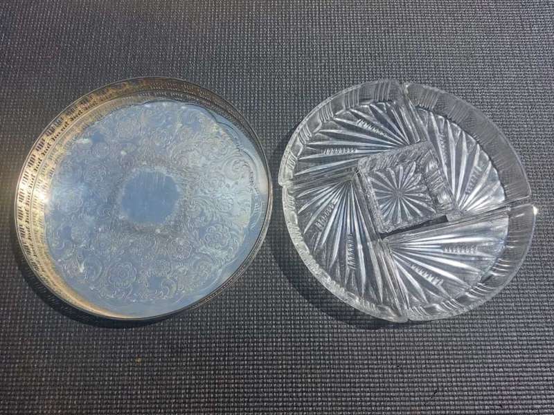 EXQUISITELY ENGRAVED VINTAGE ENGLISH VINERS INTERNATIONAL SILVER PLATED SERVING DISH WITH 5 GLASS