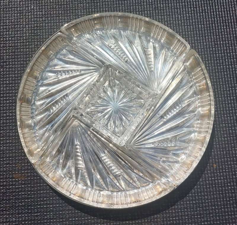 EXQUISITELY ENGRAVED VINTAGE ENGLISH VINERS INTERNATIONAL SILVER PLATED SERVING DISH WITH 5 GLASS