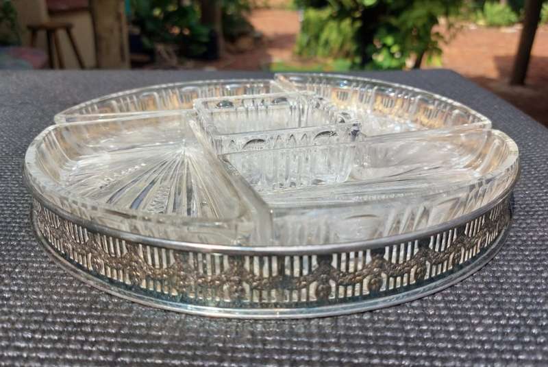 EXQUISITELY ENGRAVED VINTAGE ENGLISH VINERS INTERNATIONAL SILVER PLATED SERVING DISH WITH 5 GLASS
