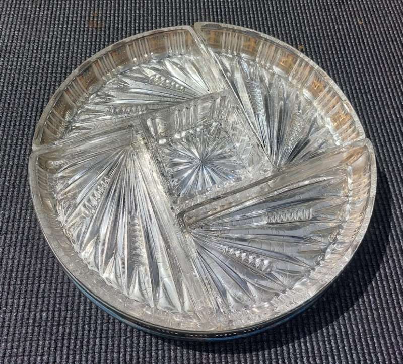 EXQUISITELY ENGRAVED VINTAGE ENGLISH VINERS INTERNATIONAL SILVER PLATED SERVING DISH WITH 5 GLASS