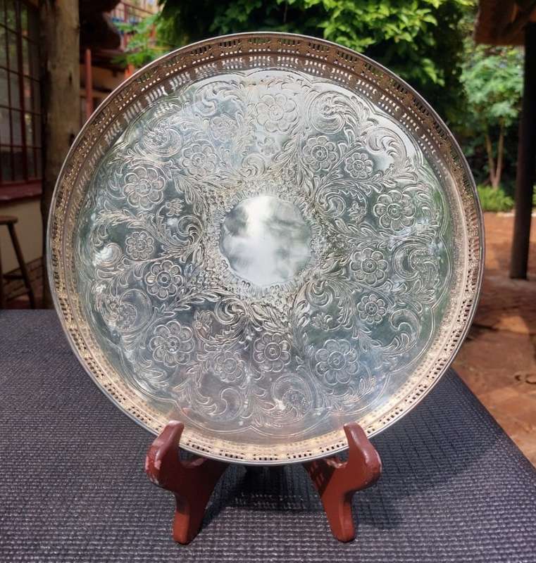 EXQUISITELY ENGRAVED VINTAGE ENGLISH VINERS INTERNATIONAL SILVER PLATED SERVING DISH WITH 5 GLASS
