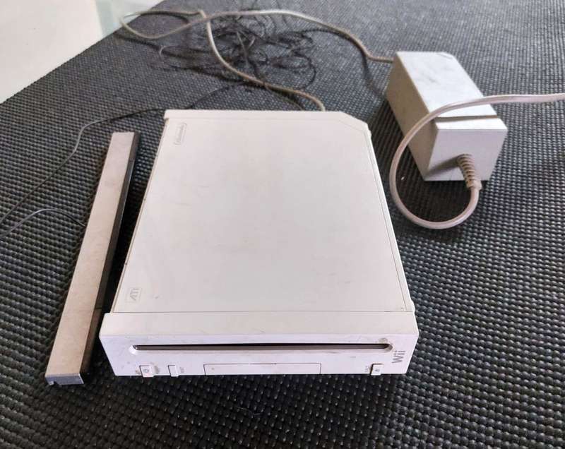 NINTENDO WII MODEL RVL-001 (EUR) WITH POWER ADAPTER AND SENSOR BAR AND WII SPORTS GAME TURNS ON