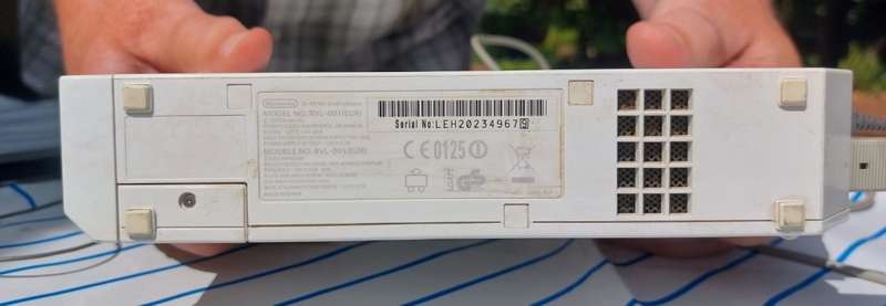 NINTENDO WII MODEL RVL-001 (EUR) WITH POWER ADAPTER AND SENSOR BAR AND WII SPORTS GAME TURNS ON