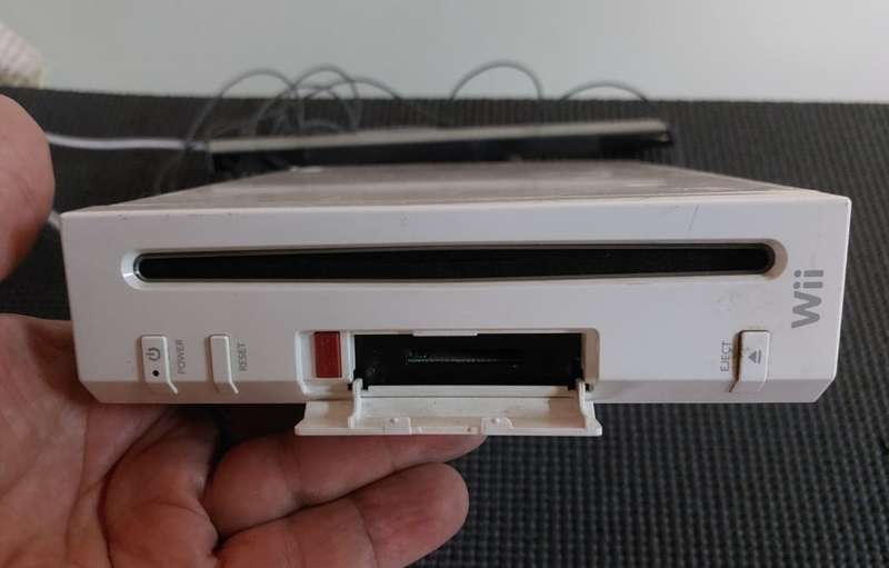 NINTENDO WII MODEL RVL-001 (EUR) WITH POWER ADAPTER AND SENSOR BAR AND WII SPORTS GAME TURNS ON